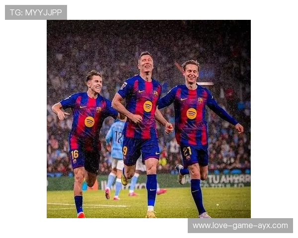 多特锋线组合的默契配合引发现场一片欢呼——速度、信任与装备的共鸣 多特锋线组合的默契配合引发现场一片欢呼——速度、信任与装备的共鸣