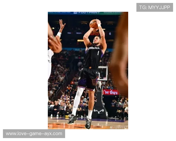 布克外线爆发,太阳主场再度狂欢