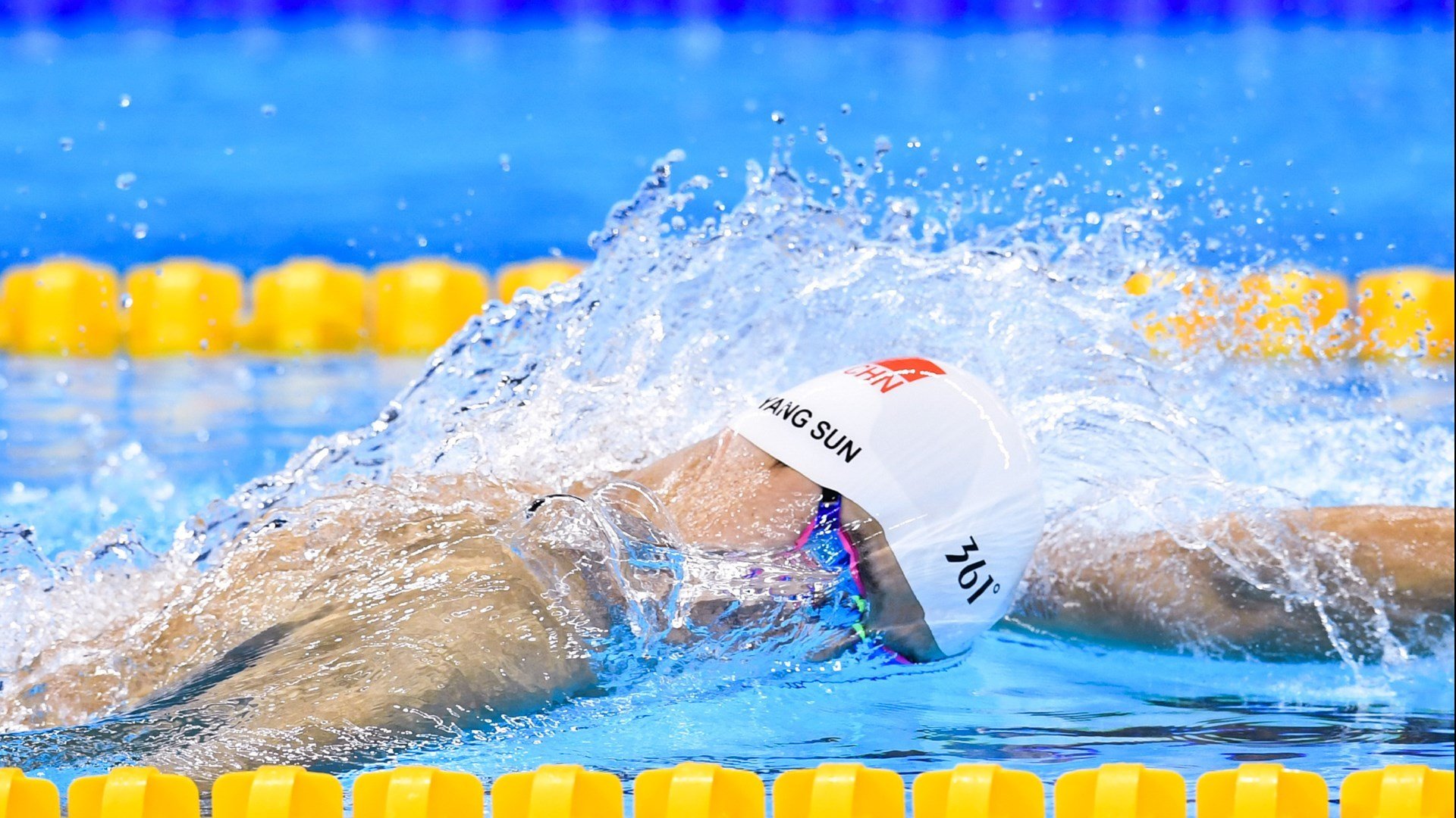 中国青少年篮球联赛网络直播热潮不断，吸引大量观众，中国青少年篮球协会